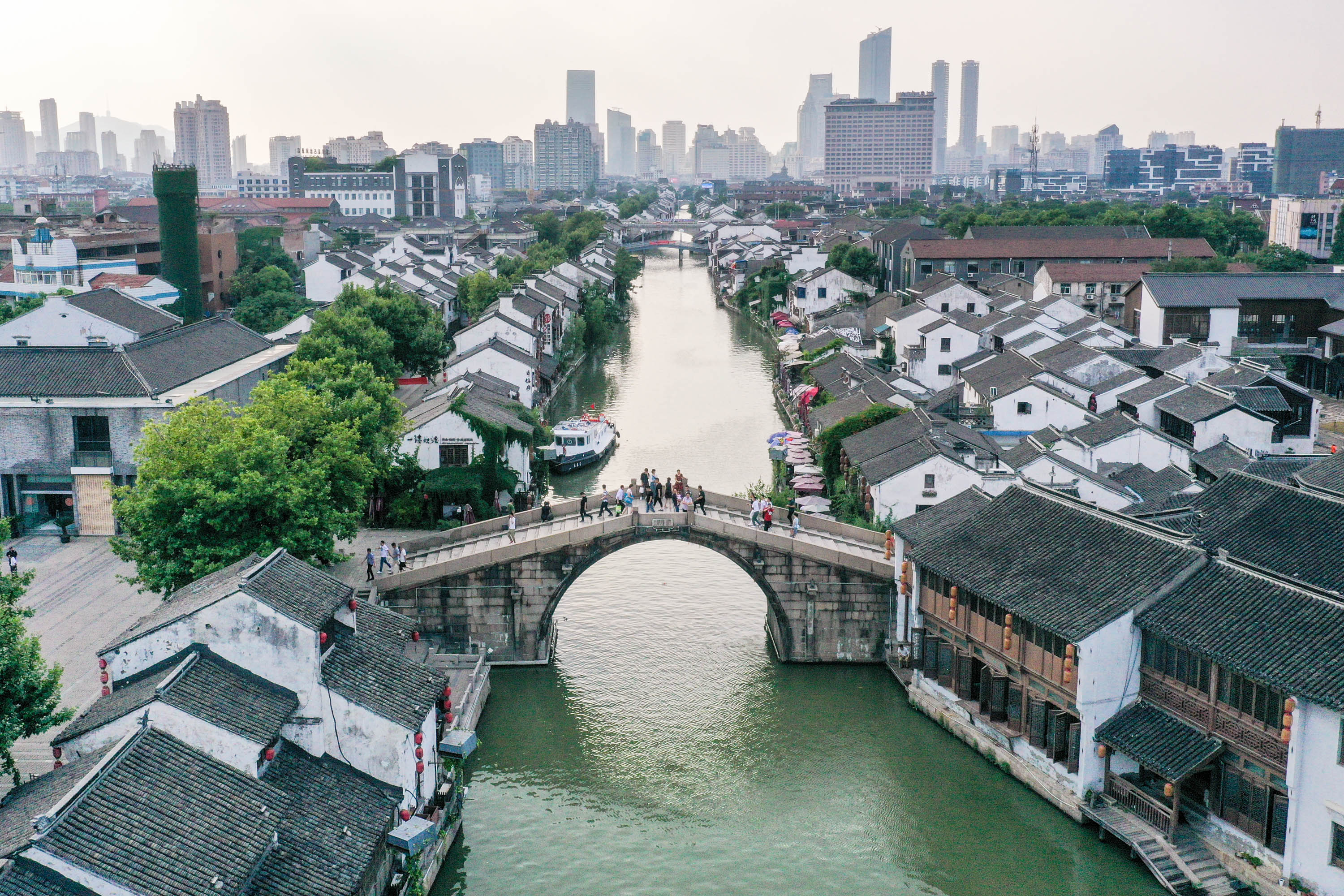 这是6月12日无人机拍摄的大运河无锡段的清名桥历史文化街区.