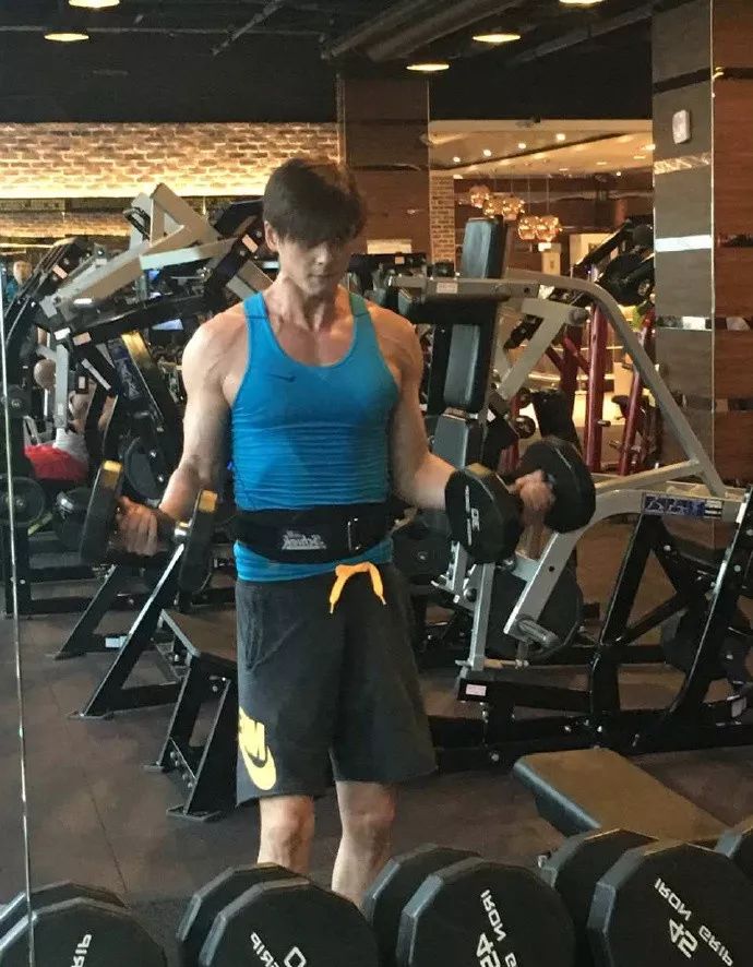 让人无法相信他是42岁大叔,真的冻龄啊!_郭品超