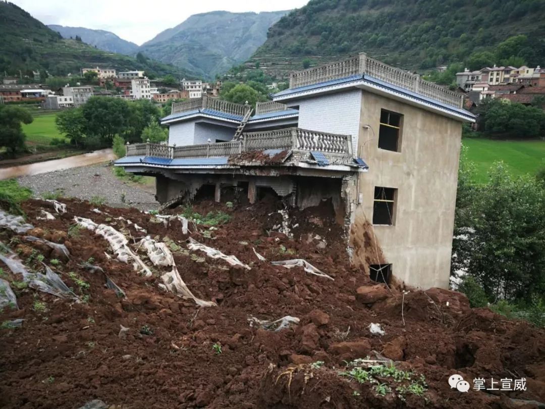 宣威得禄乡发生地质灾害导致交通中断房屋倒塌