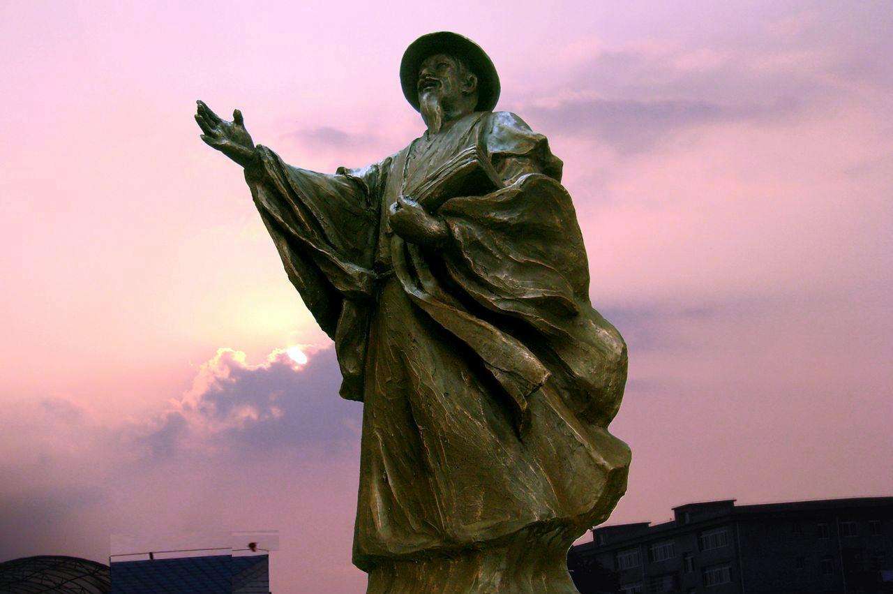 王安石的这首诗意境高远虽然只有短短四句却是写得气势恢宏