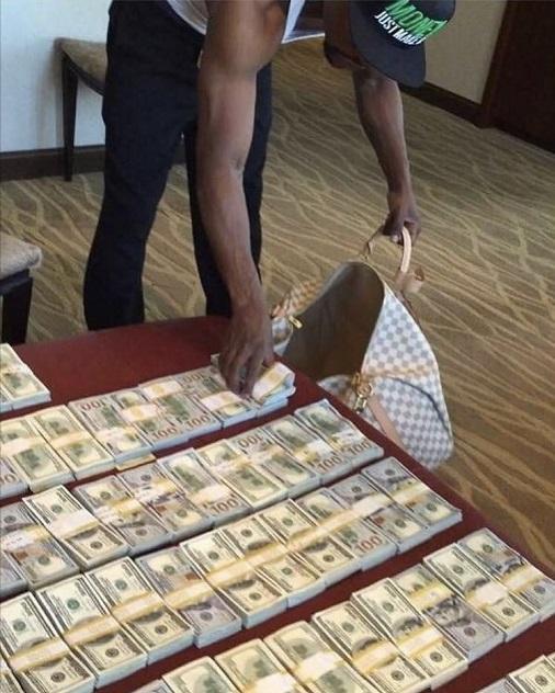 梅威瑟在迪拜也要炫富!用大袋子装钞票,给女儿过豪华生日会