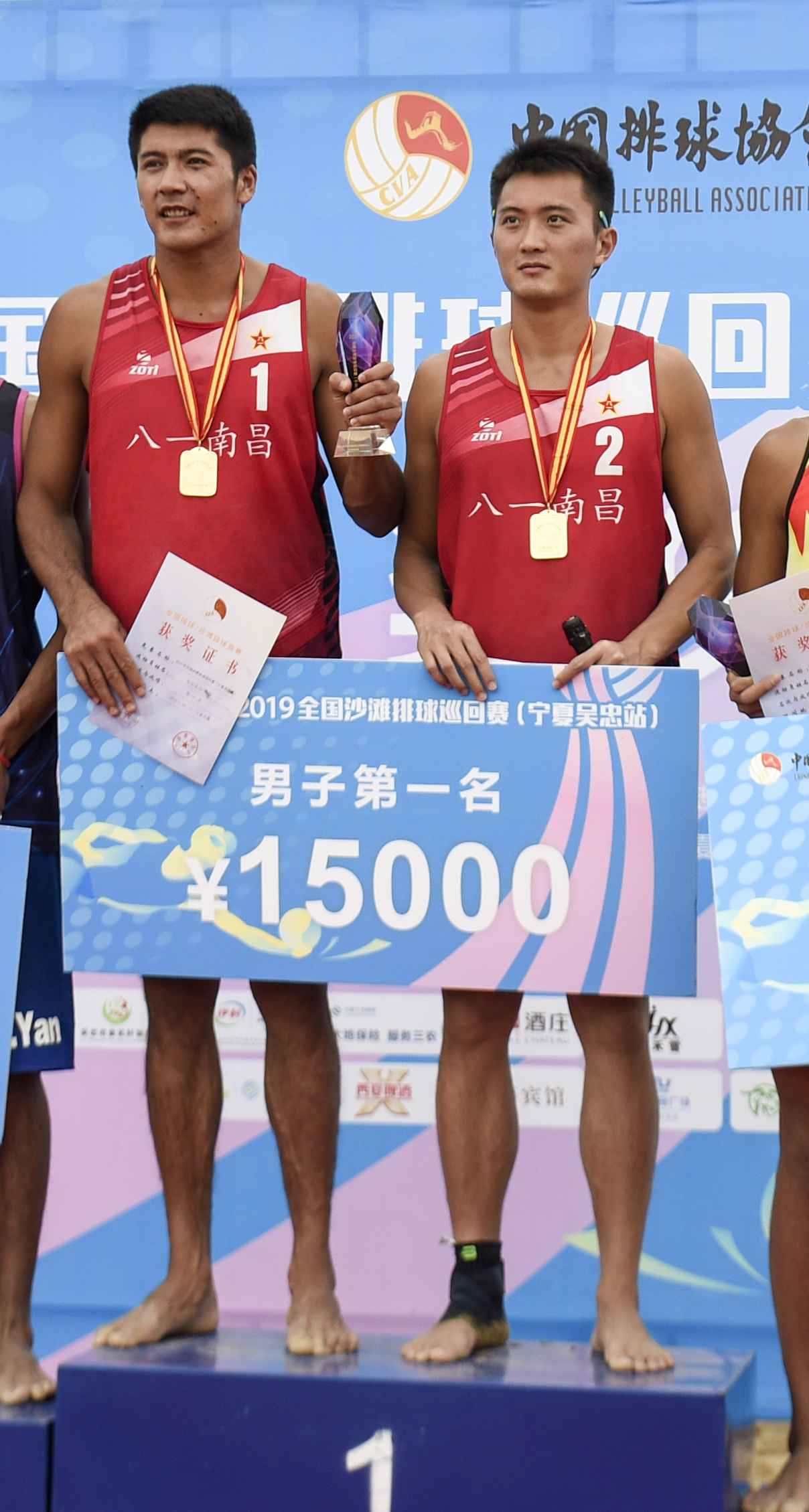 沙滩排球全国巡回赛吴忠站努尔艾力热依木杨聪获得男子组冠军