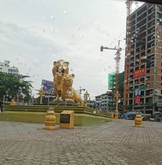 一直听说西哈努克的地标建筑是双狮,双狮广场更是这里的cbd.