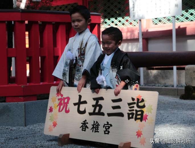 日本的儿童节七五三祝每年的十一月十五日孩子着和服去神社