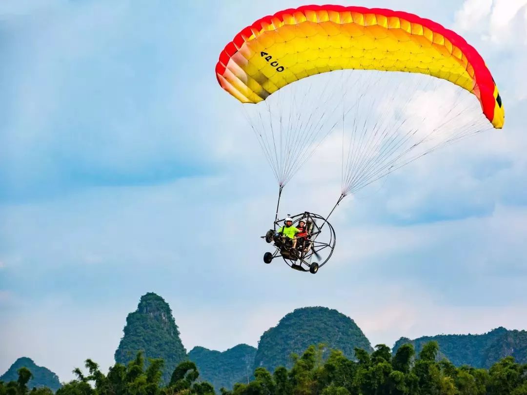 62930滑翔伞在等风来的日子里乘着滑翔伞的翅膀去看更广阔的世界