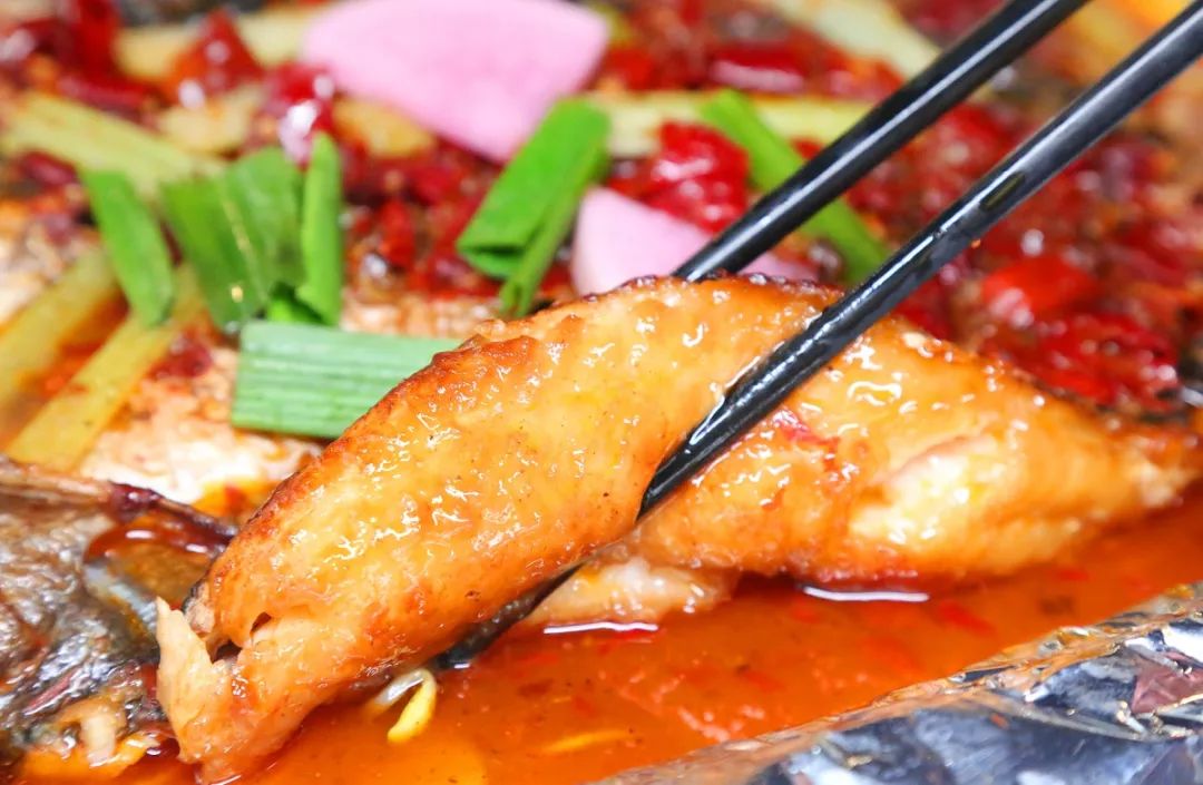 鱼皮和鱼肉都被烤得娇嫩用筷子轻轻一翻便能感觉到巴沙鱼的肉质鲜嫩