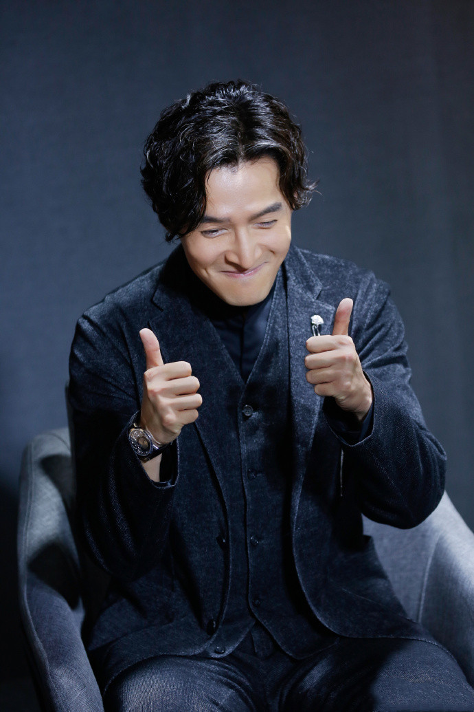 胡歌当伴郎,扮演粉嫩兔女郎,被赠予祝福的手捧花