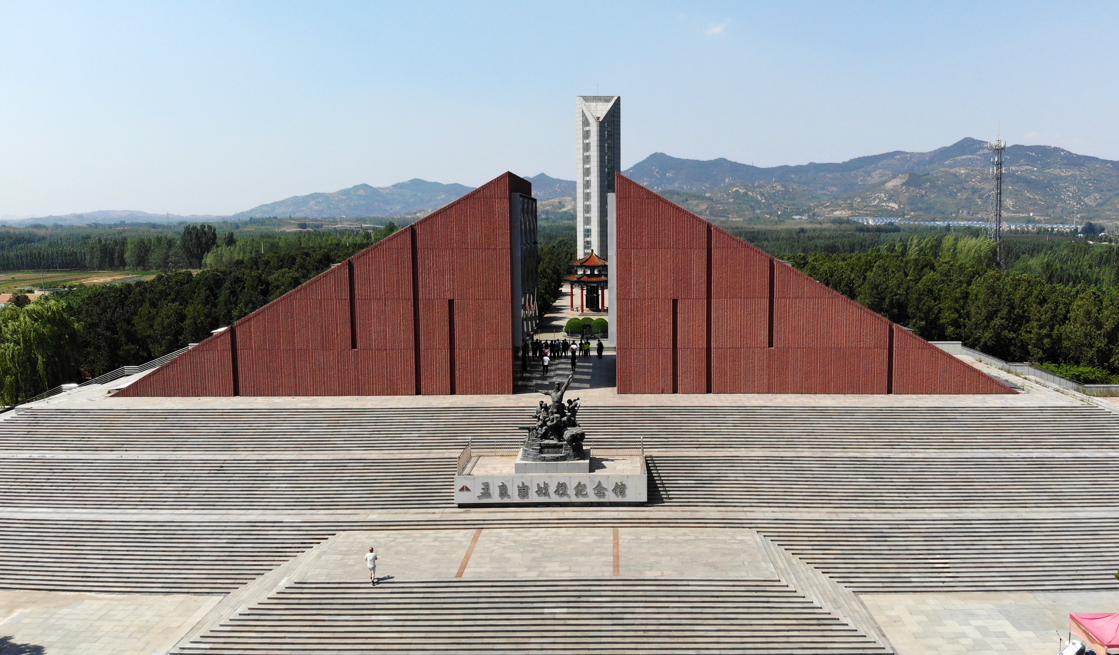 蒙阴县(山东),2019年6月23日生死与共的磅礴力量游客在孟良崮战役纪念