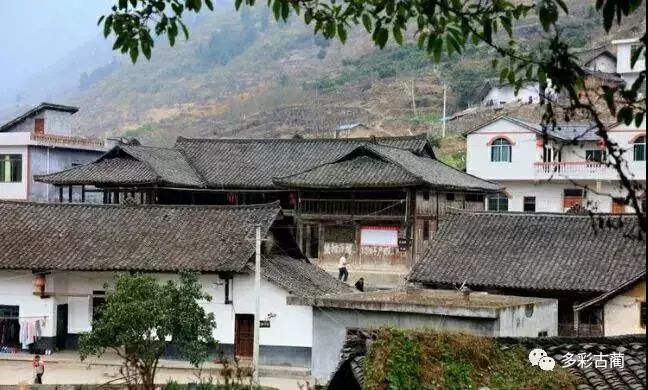 陈坪村地处双沙东南面,与马蹄乡,叙永县摩尼镇接壤