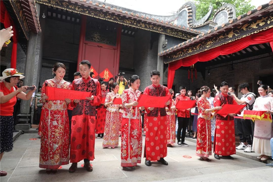 办一场传统中式婚礼是什么体验?昨天,十对新人在佛山嫁娶屋"拜堂成亲"
