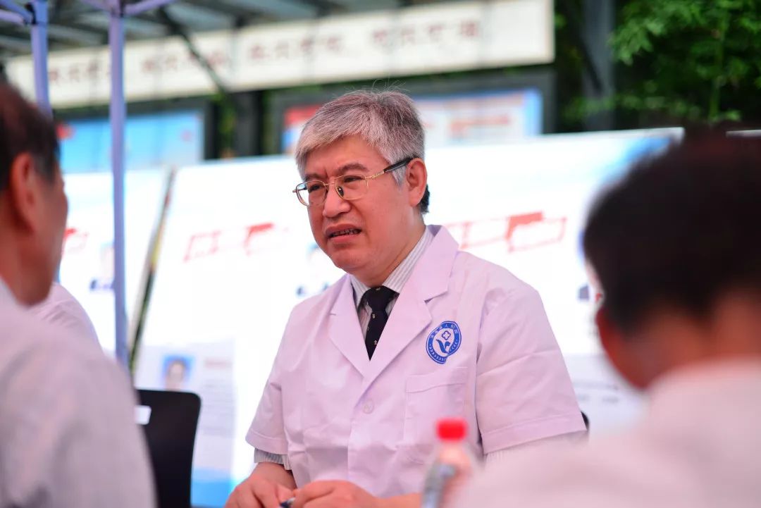 瞿平教授盐城市第一人民医院泌尿外科副主任周正东教授义诊现场公益