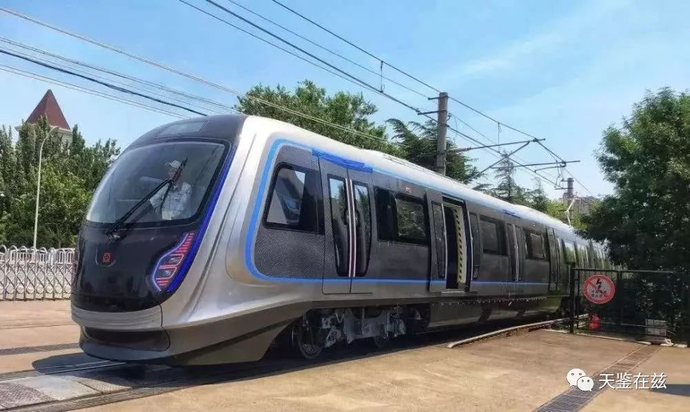 据新华社视频报道,中国下一代碳纤维地铁列车近日在青岛成功试跑