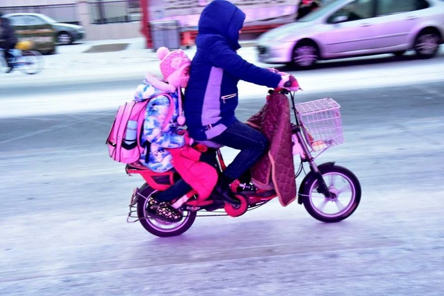 女兒問騎電動車的父親 