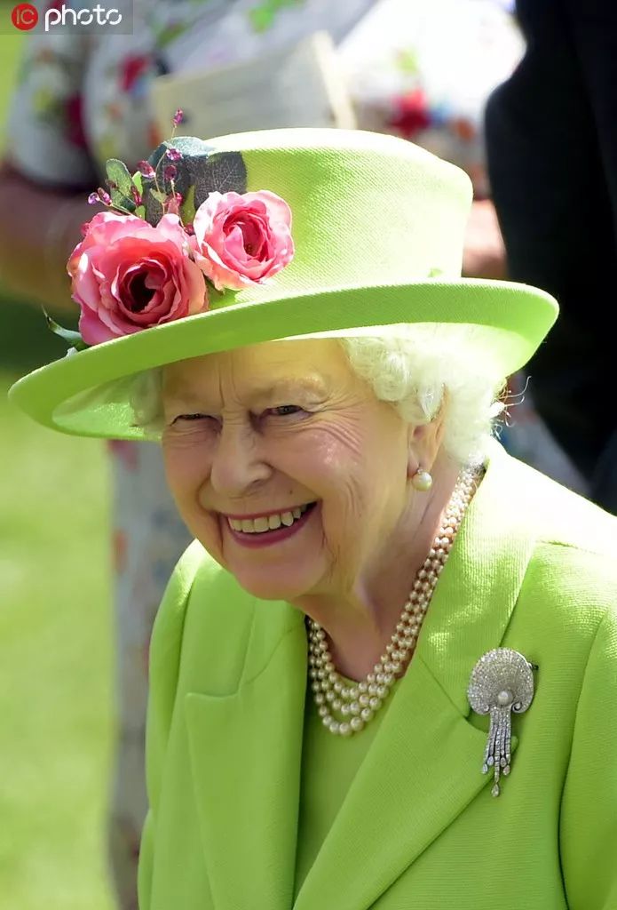 女王这一身浅蓝色的礼服,搭配精致的蓝宝石胸针和简约大方的珍珠项链