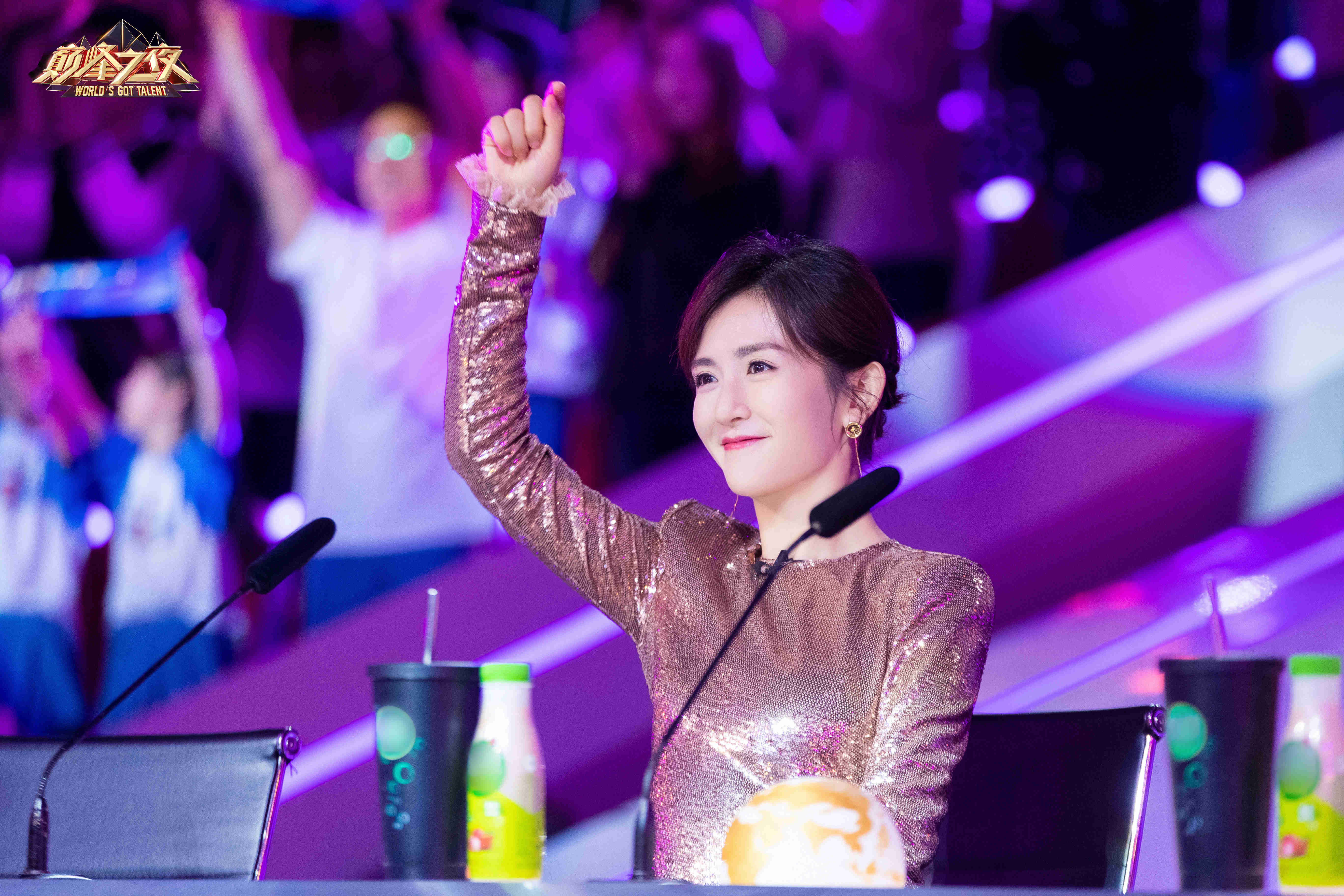 谢娜巅峰之夜获专属礼物露背杀长裙诠释性感优雅