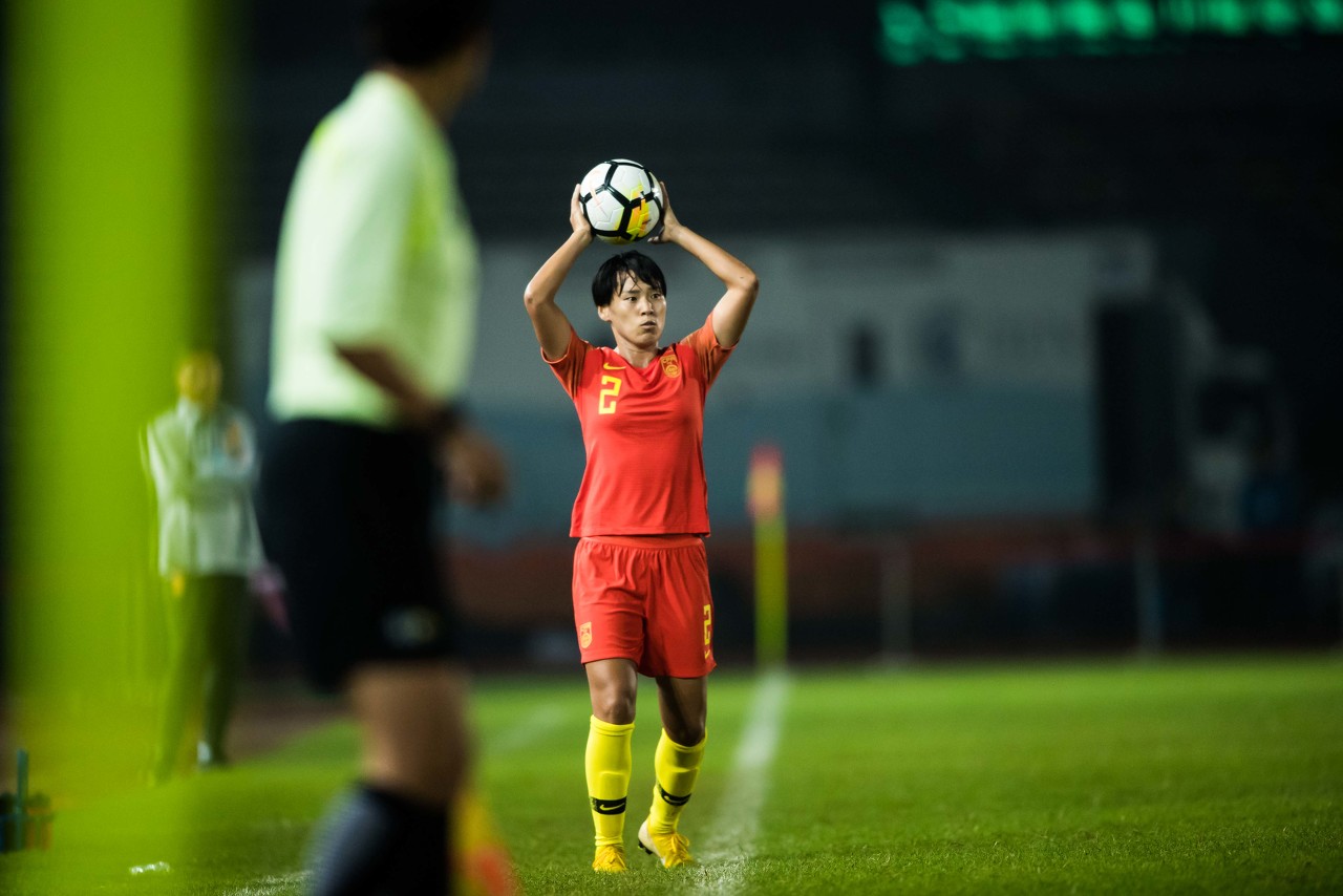 在近来备战阶段女足后卫韩鹏接受了媒体采访.