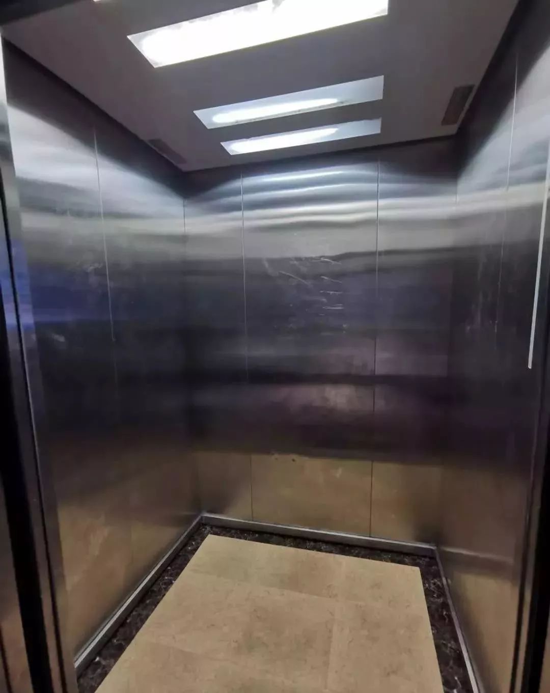 【泰州某小区整改后的电梯轿厢】