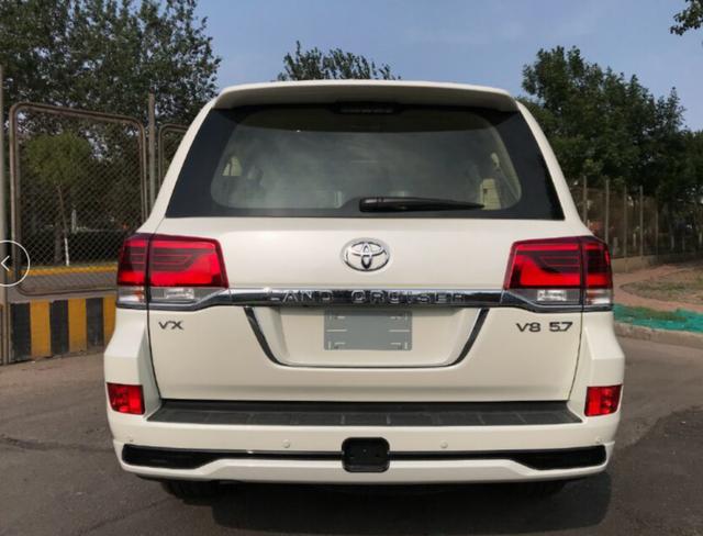 这台最便宜的v8动力丰田陆巡使用了底挂备胎设计,并没有采用高配车型