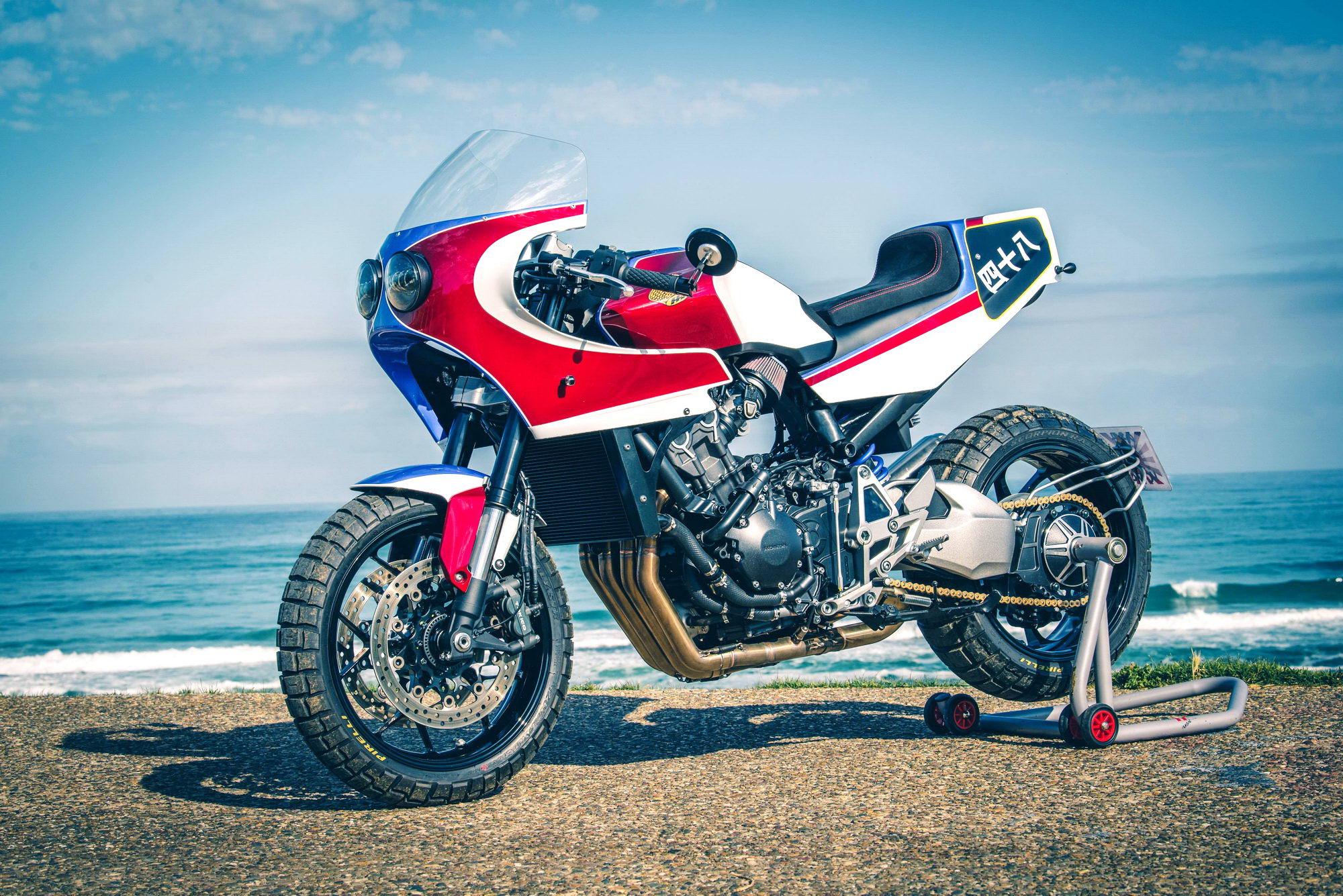 以及西班牙摩托车经销商 vc moto 主导下制作的 dirt endurance "泥地