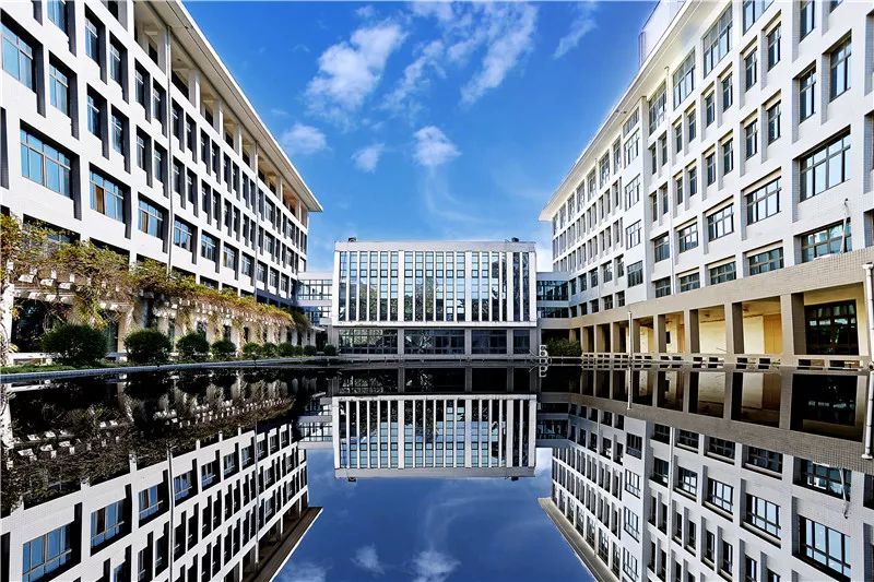 郑州财经学院日在校园图片