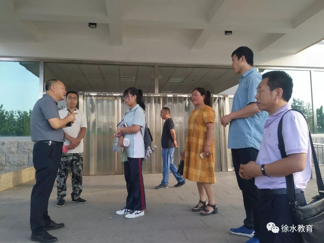 考试结束后,安肃镇中学领导,教师与学生及其家长到医院向医生表示感谢