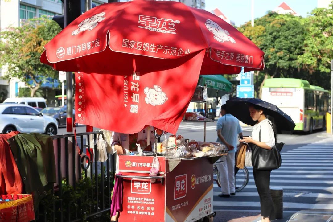 21年,每天温暖30万人,街头凌晨5点的坚守,厦门人欠早龙一声"谢谢!