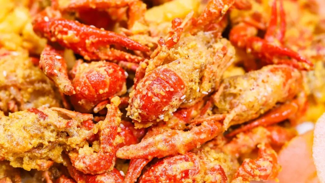 每只小龙虾身上满满的蛋黄肉眼可见色泽红润,钳子大,肉质结实店里的小