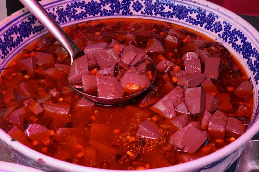 细火慢煨出来的麻辣鸡血特别入味,浇上秘制辣椒油,撒上葱花,麻辣鲜香