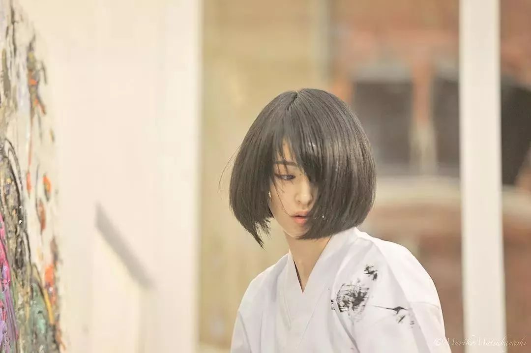 海上风书画堪比毕加索的狂野少女林俊杰都为她做专属音乐画家小松美羽