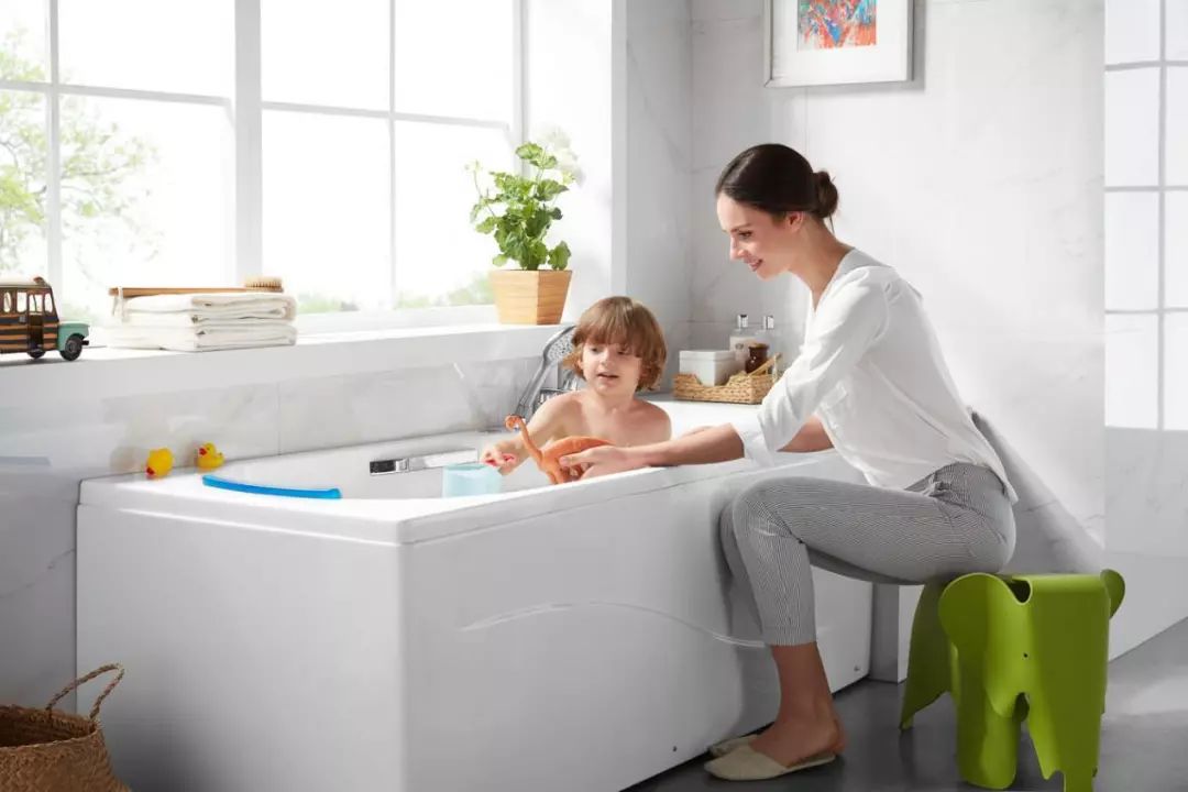 法恩莎恒温花洒让孩子独享淋浴的乐趣