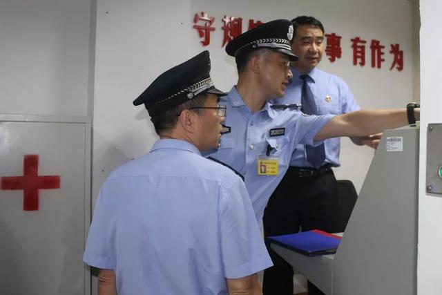 与孤独为邻夜巡的检察官们走出监区来到监狱行政办公楼的指挥中心总控