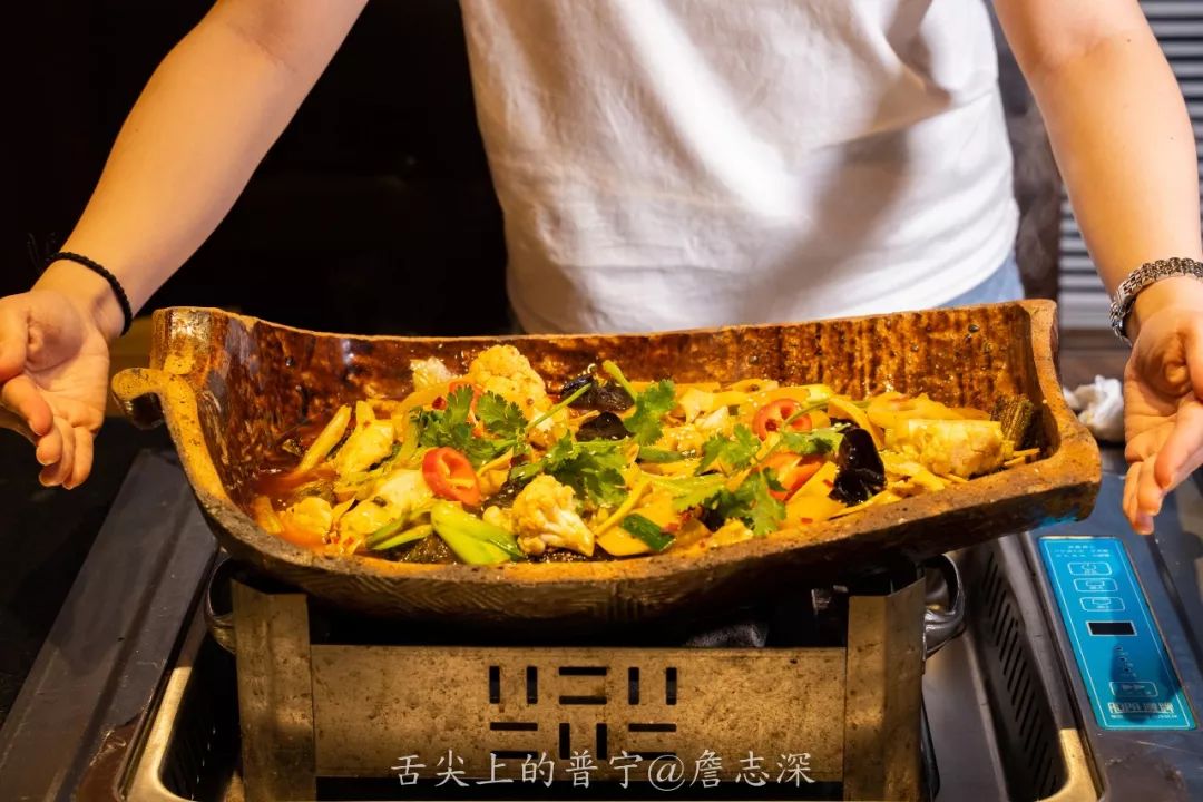 经过多个步骤后,烤鱼终于上桌了!