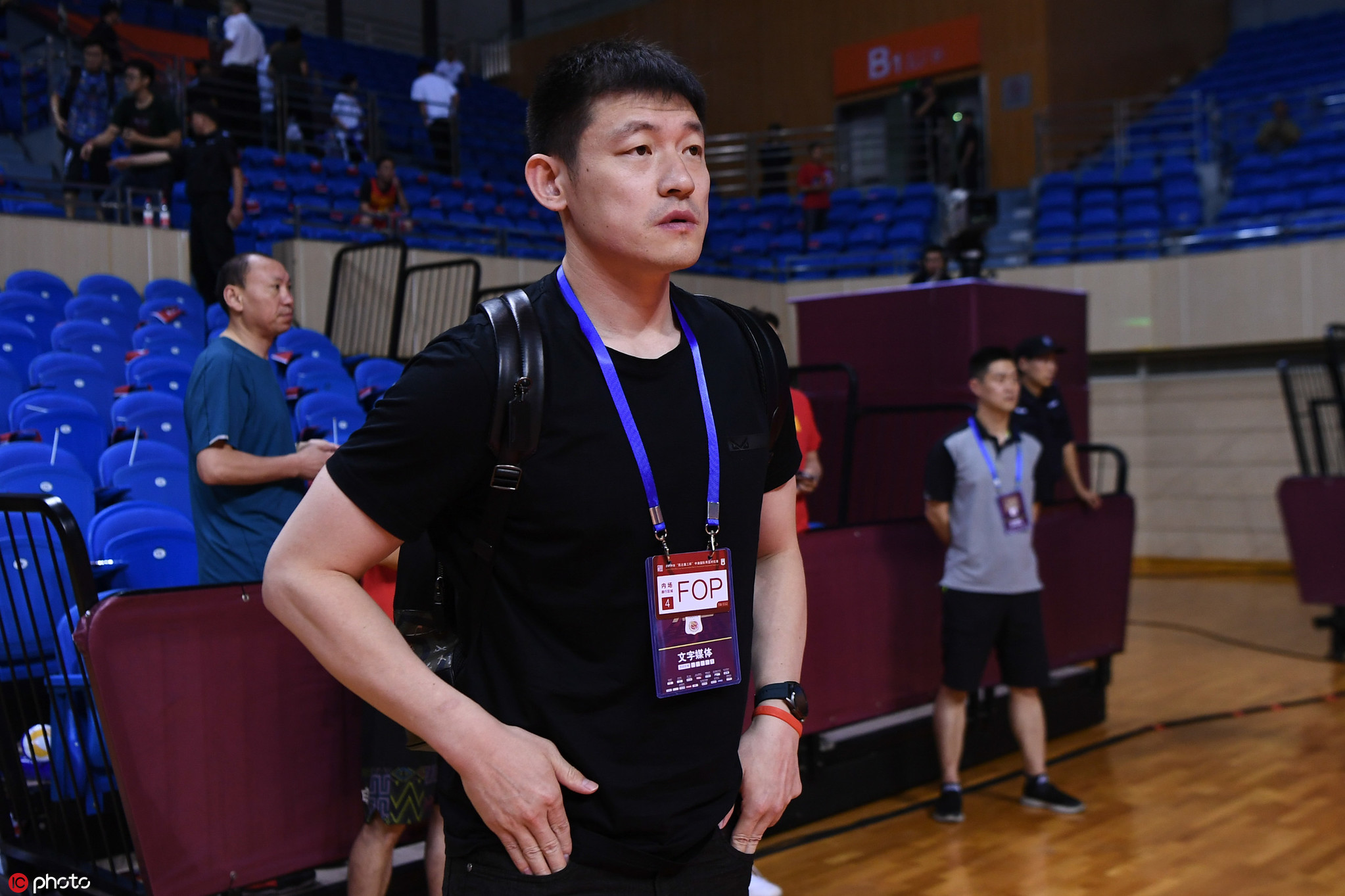 前北京队长陈磊现身观战 与方硕,翟晓川寒暄