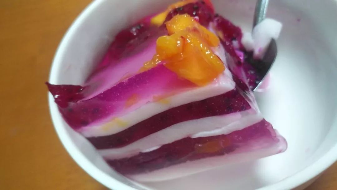 再加上我选用的火龙果和芒果都是颜色十分鲜艳的水果,增添了果糕的