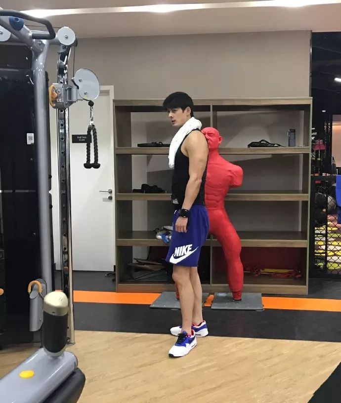 让人无法相信他是42岁大叔,真的冻龄啊!_郭品超