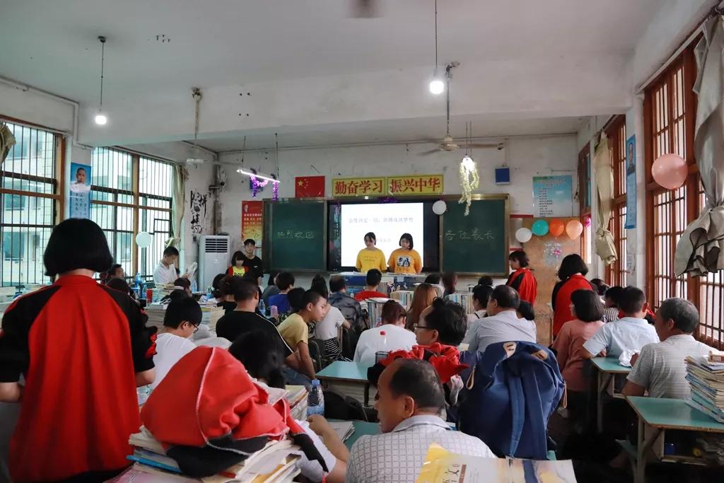 家校携手助力新高考湘乡四中召开高一年级家长会