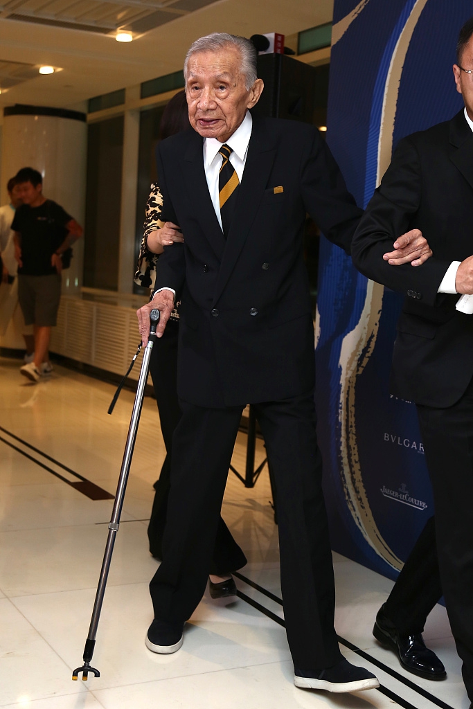 96岁中国演员常枫获上影节影帝,亲自登台领奖