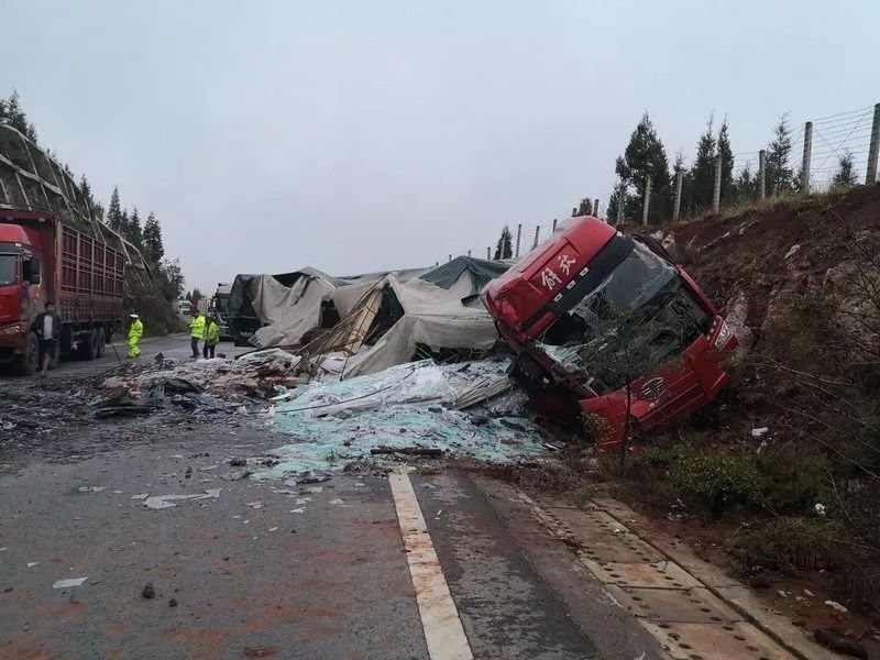 大队长张群宝立即冒雨带领二中队民警赶到事故现场,同时,积极联系路政