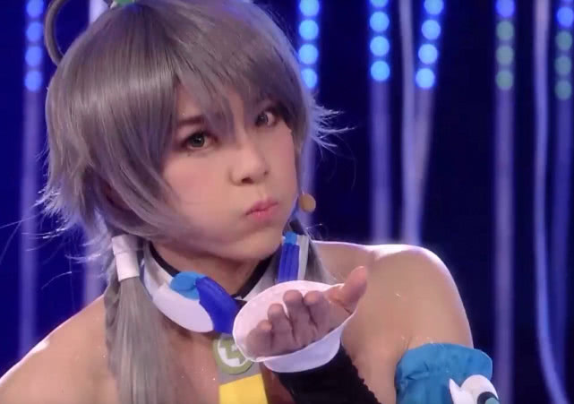 汪东城cos洛天依看脸芭比娃娃看身体金刚芭比