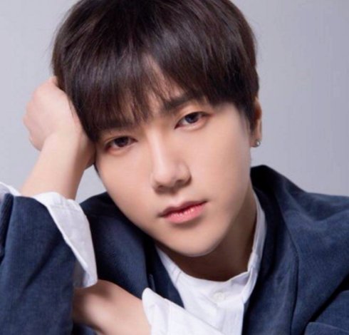 艺声而金希澈跟中国娱乐圈渊源颇深,众所周知,他的老铁是韩庚,"庚澈cp