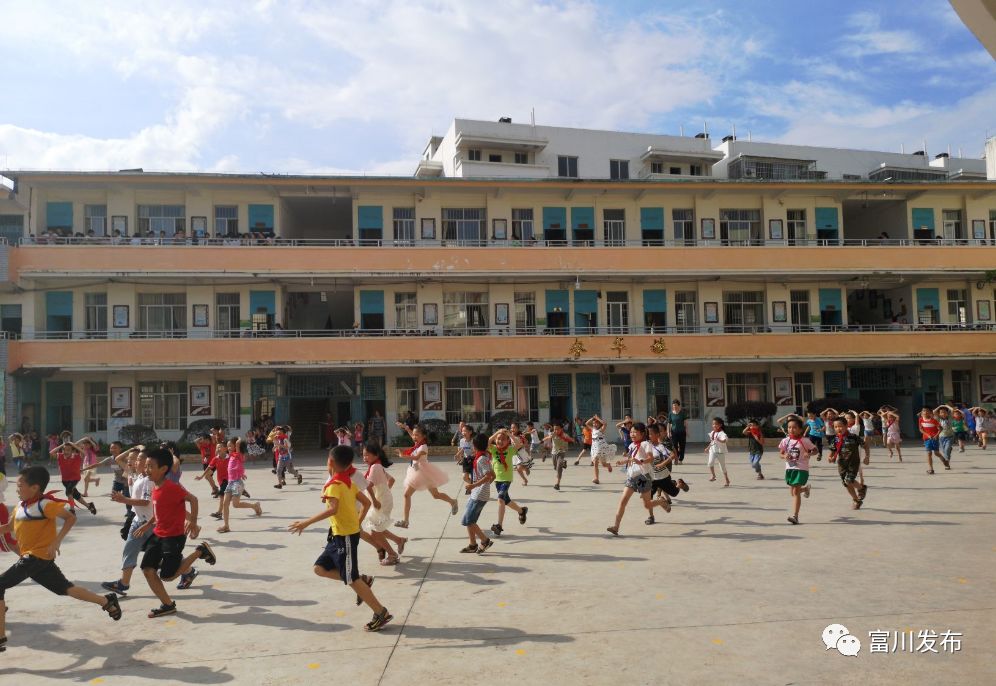 下午4点20,奉仰波副校长宣布"2019年富川二小紧急疏散演练正式开始"