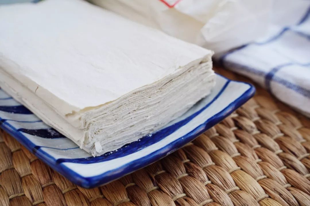 干制的肉燕皮,薄如宣纸,表面纹理清晰可见,质感硬脆,一碰就碎.