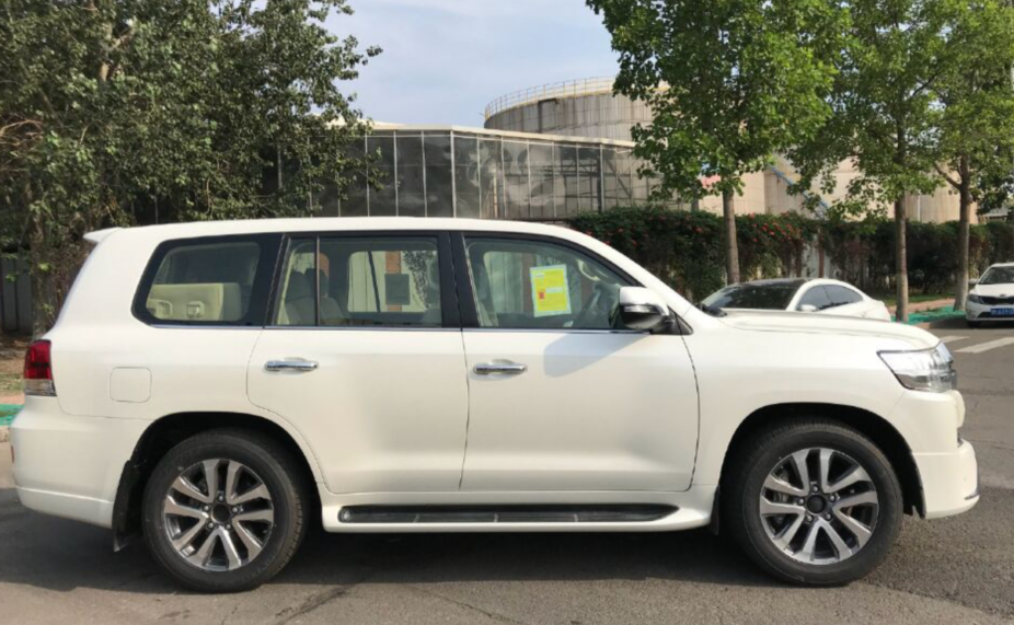 最便宜的v8丰田陆巡来了标配绞盘内饰配置不输宝马x5真大气