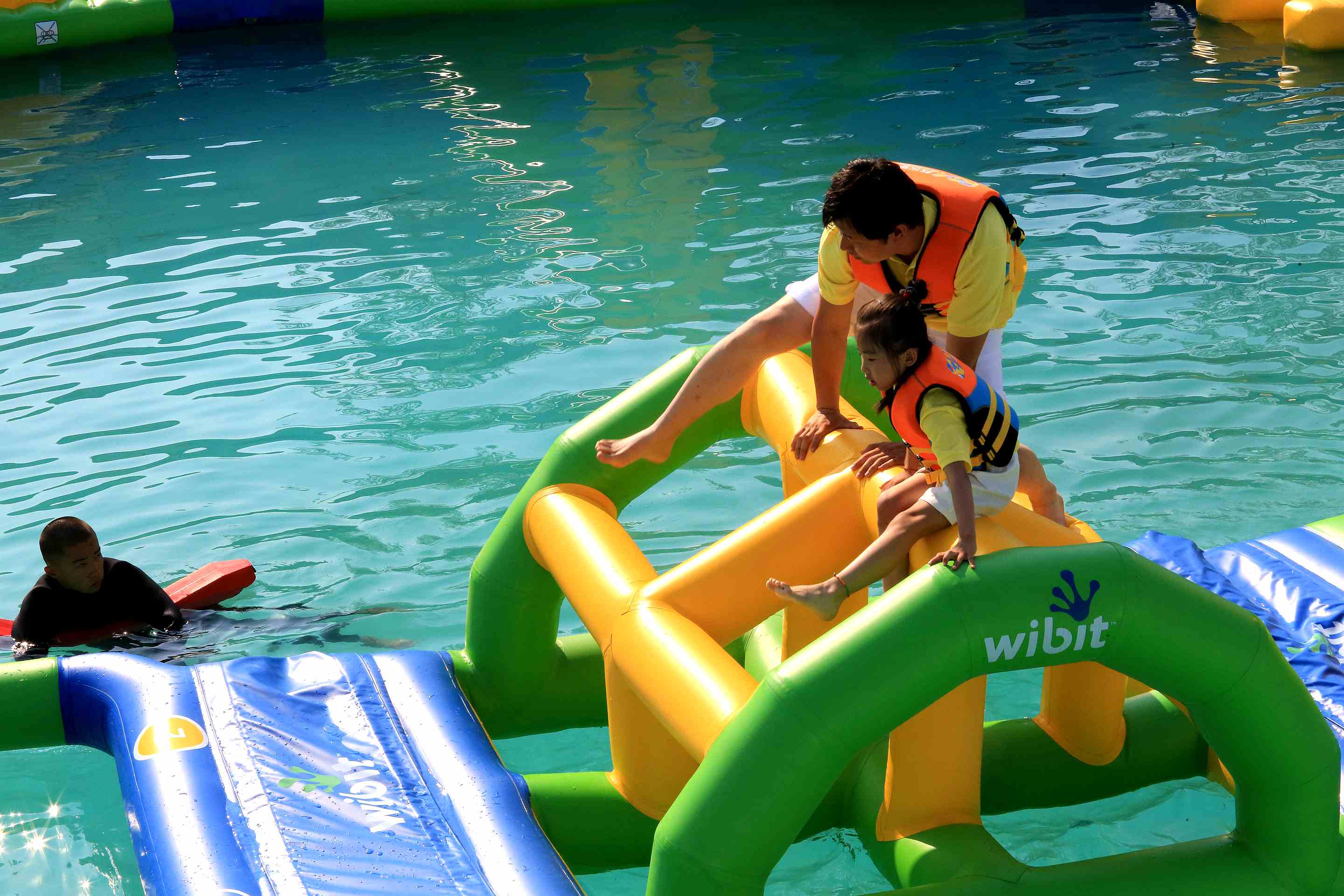此次山东电视台暑期特别节目《疯狂家速度》将在泉城欧乐堡水上世界