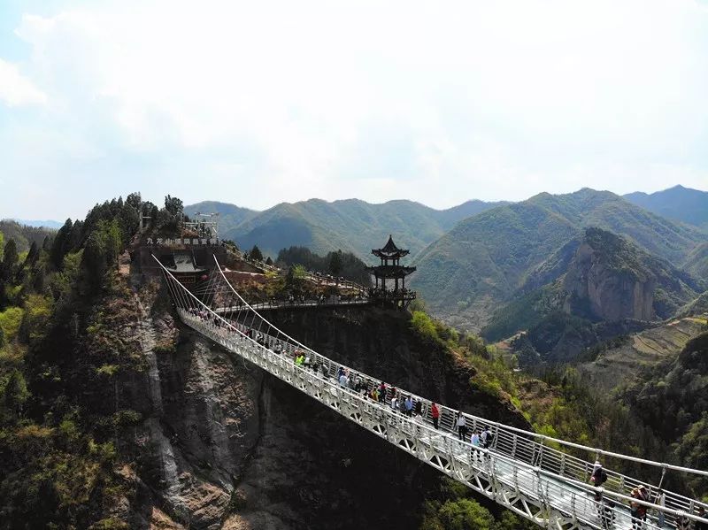 五月的清晨,雾气氤氲,此时的九龙山,九座山峰犹如九