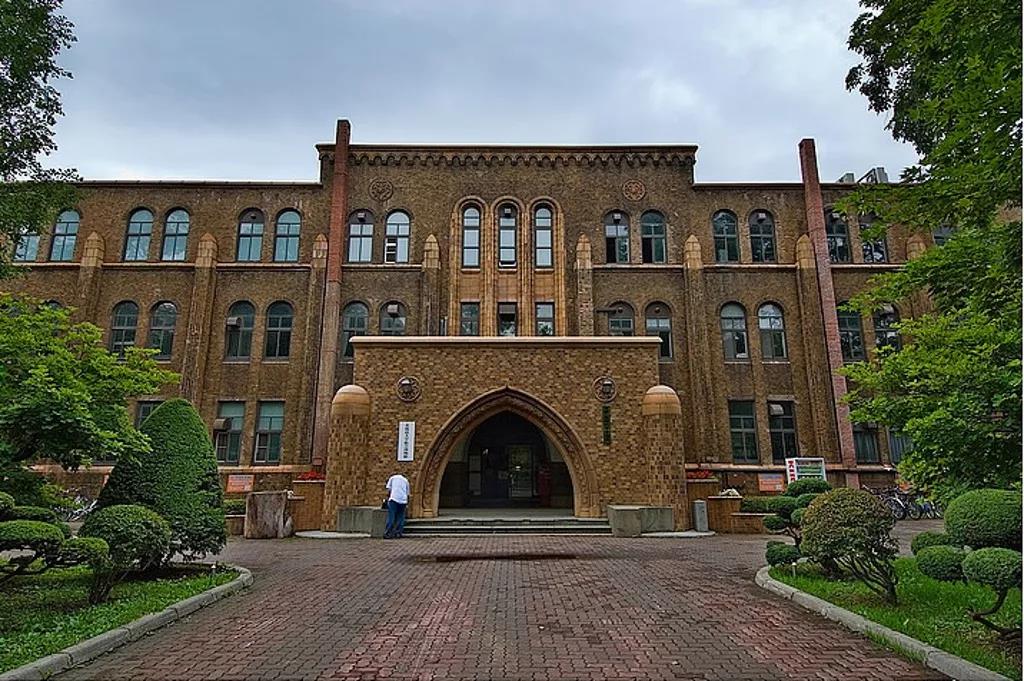 专业设置:北海道大学设有文学部,教育学部,法学部,经济学部,理学部