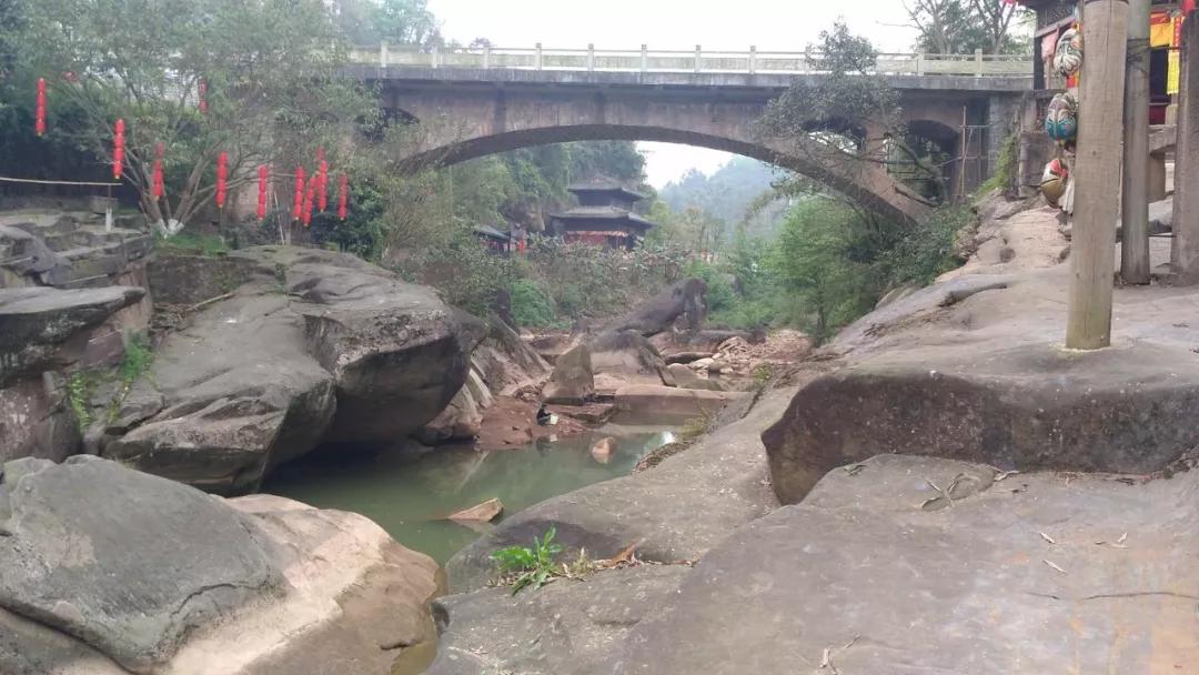 此处地处 石龙峡背斜,北碚向斜之间 出露上 沙溪庙组紫红色砂岩 这些"