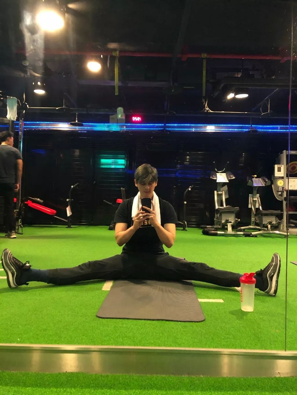 让人无法相信他是42岁大叔,真的冻龄啊!_郭品超