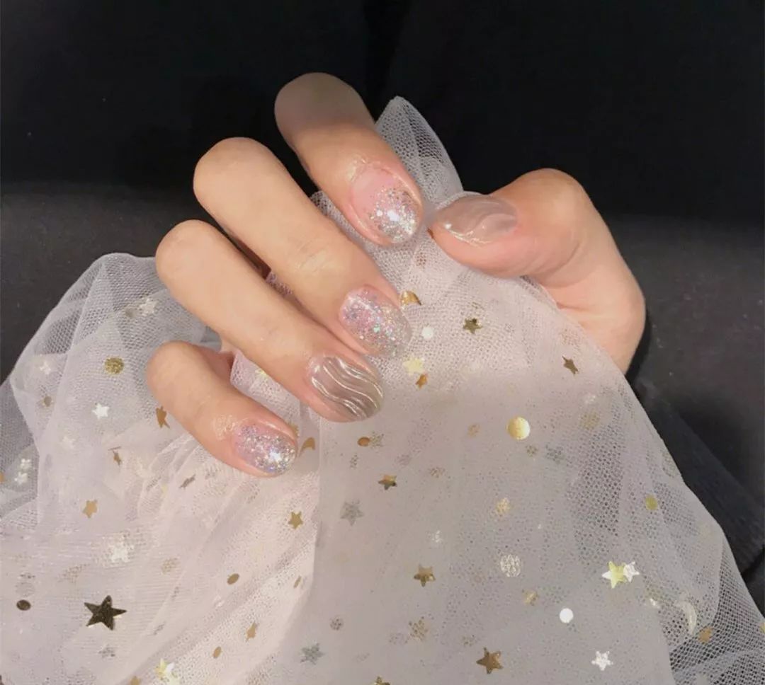 闪亮又带清凉感的银色手脚甲超百搭