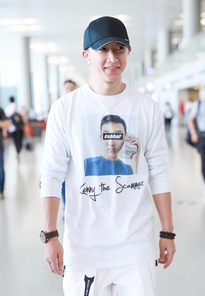 6月24日下午,韩庚素颜现身机场.这也是韩庚被曝出与女友卢靖姗注